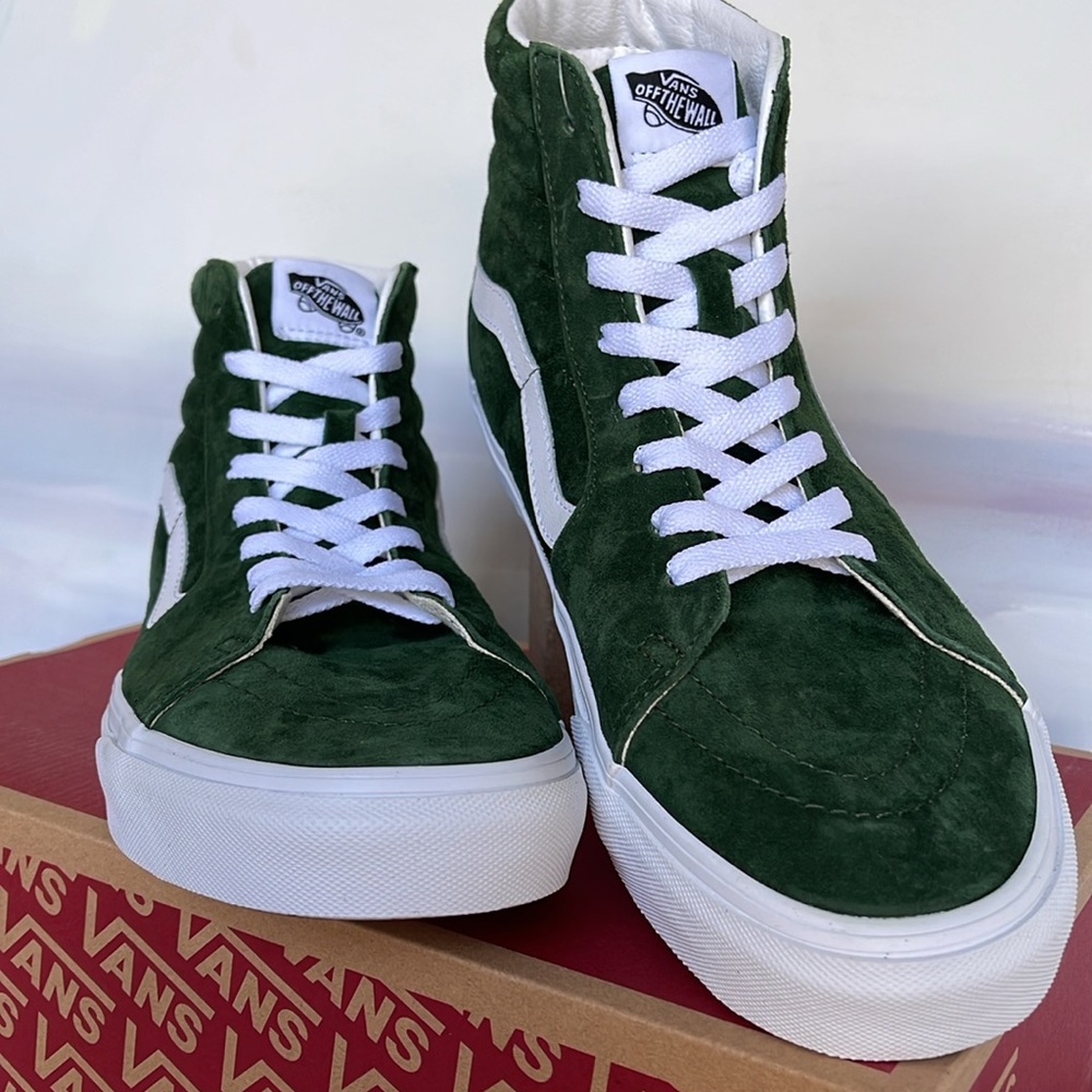 Vans Men’s Sk8-Hi
Pig Suede Douglas Fir
VN0007NSBXU
Sneakers - Picture 8 of 16